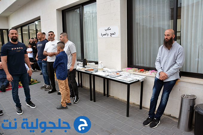 اهالي جلجولية يؤدون صلاة عيد الاضحى في ساحة مسجد الروضة في جلجولية 